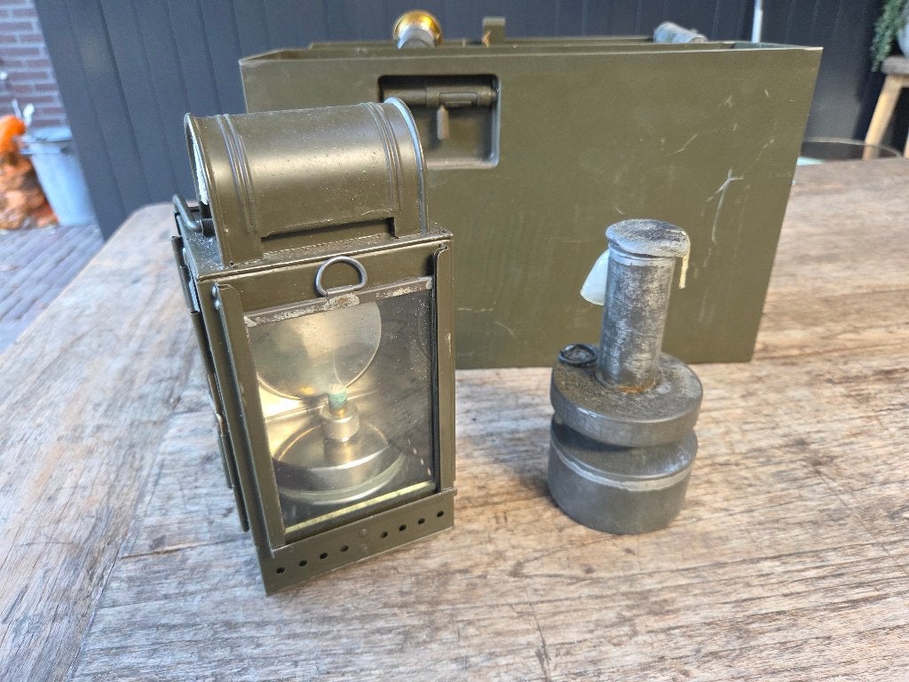 Militairen Petroleum lamp met kist en toebehoren, Ophalen