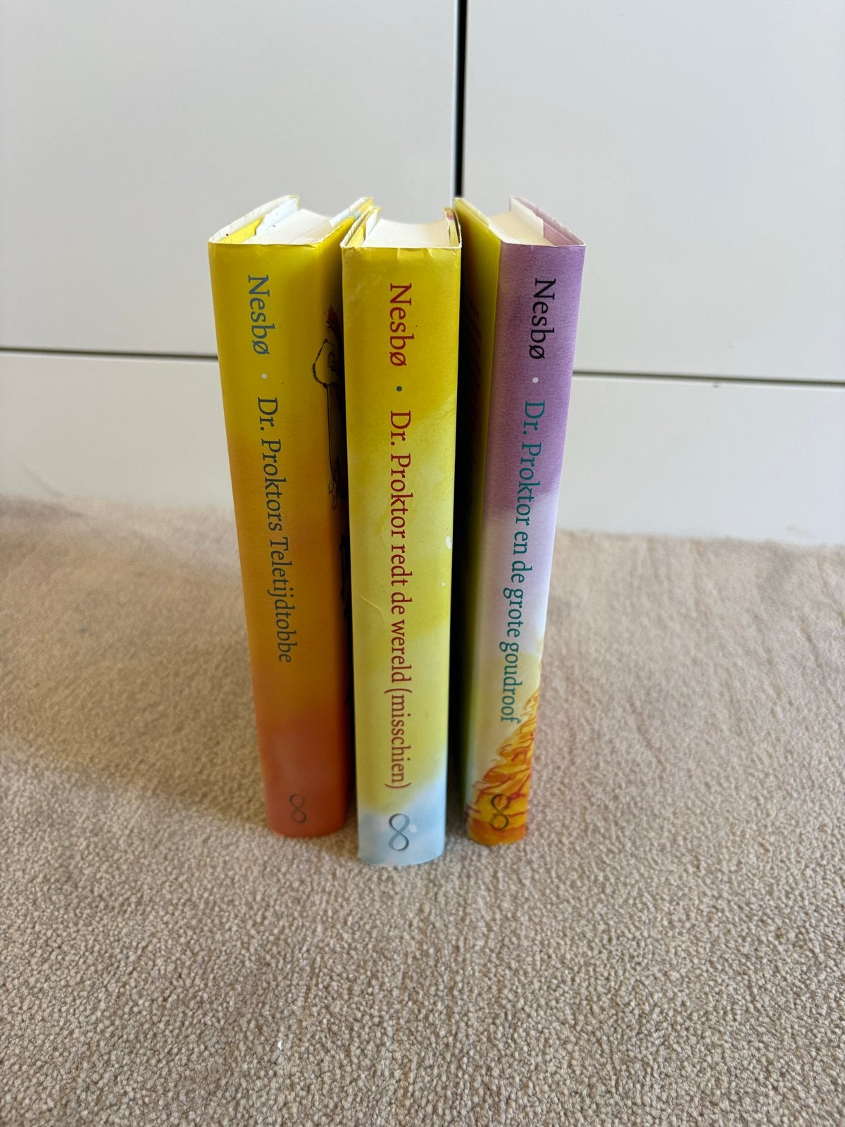 Dr. Proktors Telefoontubbe, Wereld, Grote Goudroof - Jo Nesb, Boeken, Ophalen of Verzenden, Zo goed als nieuw, Fictie