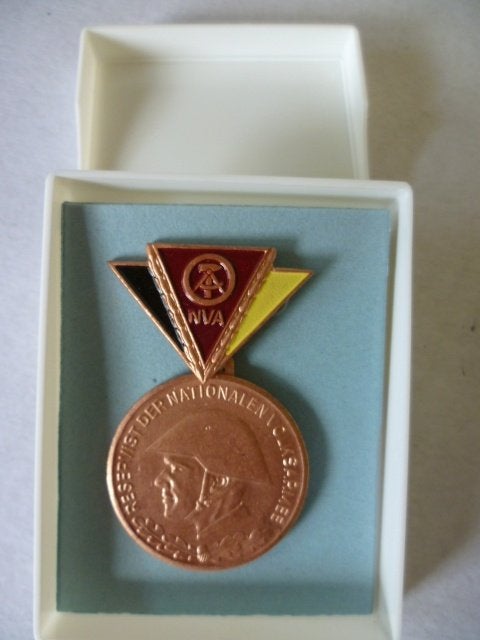 Medaille NVA Reservist Der Nationalen Volksarmee nieuwstaat, Ophalen of Verzenden, Landmacht, Duitsland, Lintje, Medaille of Wings