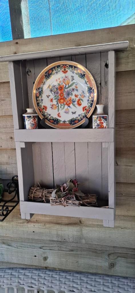 Decoratief houten wandrekje met ornamenten, Ophalen, Gebruikt, Benzine