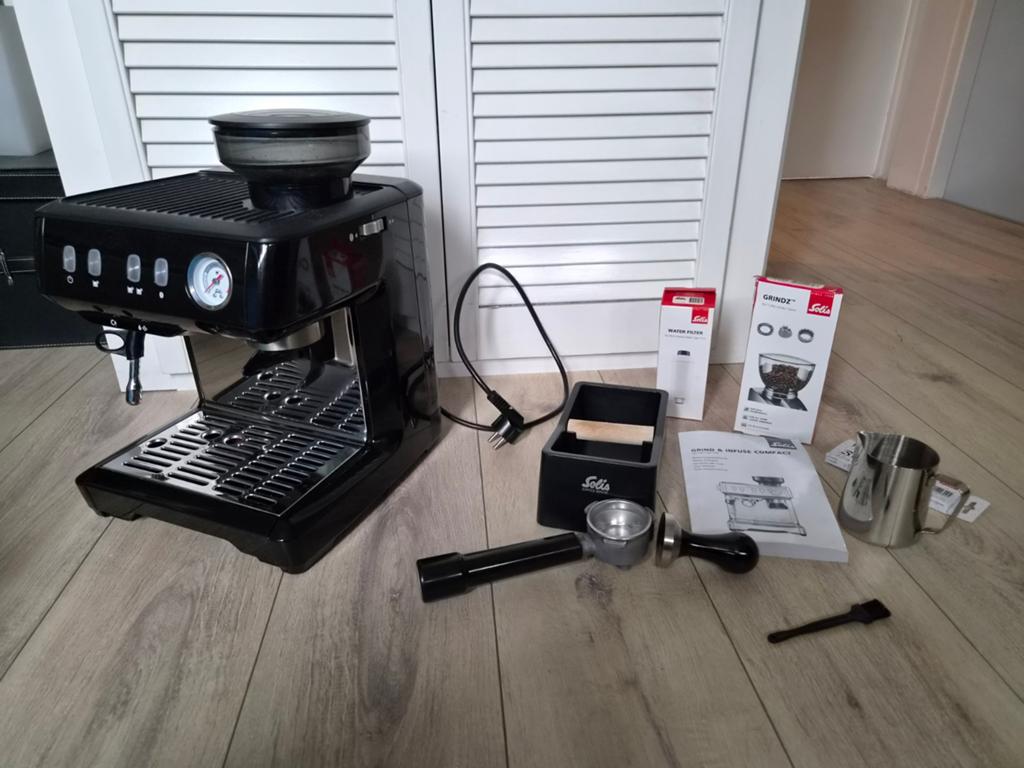 Solis Grind & Infuse Compact Espressomachine Zwart, Espresso apparaat, Ophalen of Verzenden, Zo goed als nieuw, 2 tot 4 kopjes