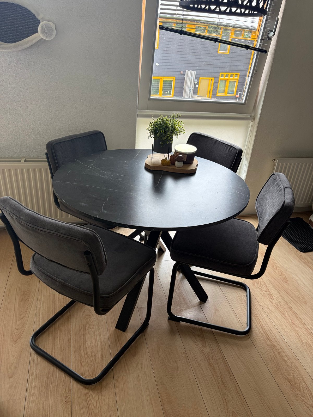Eettafel met 4 stoelen - Zwart marmerlook, Ophalen, Gebruikt, 100 tot 150 cm, Rond