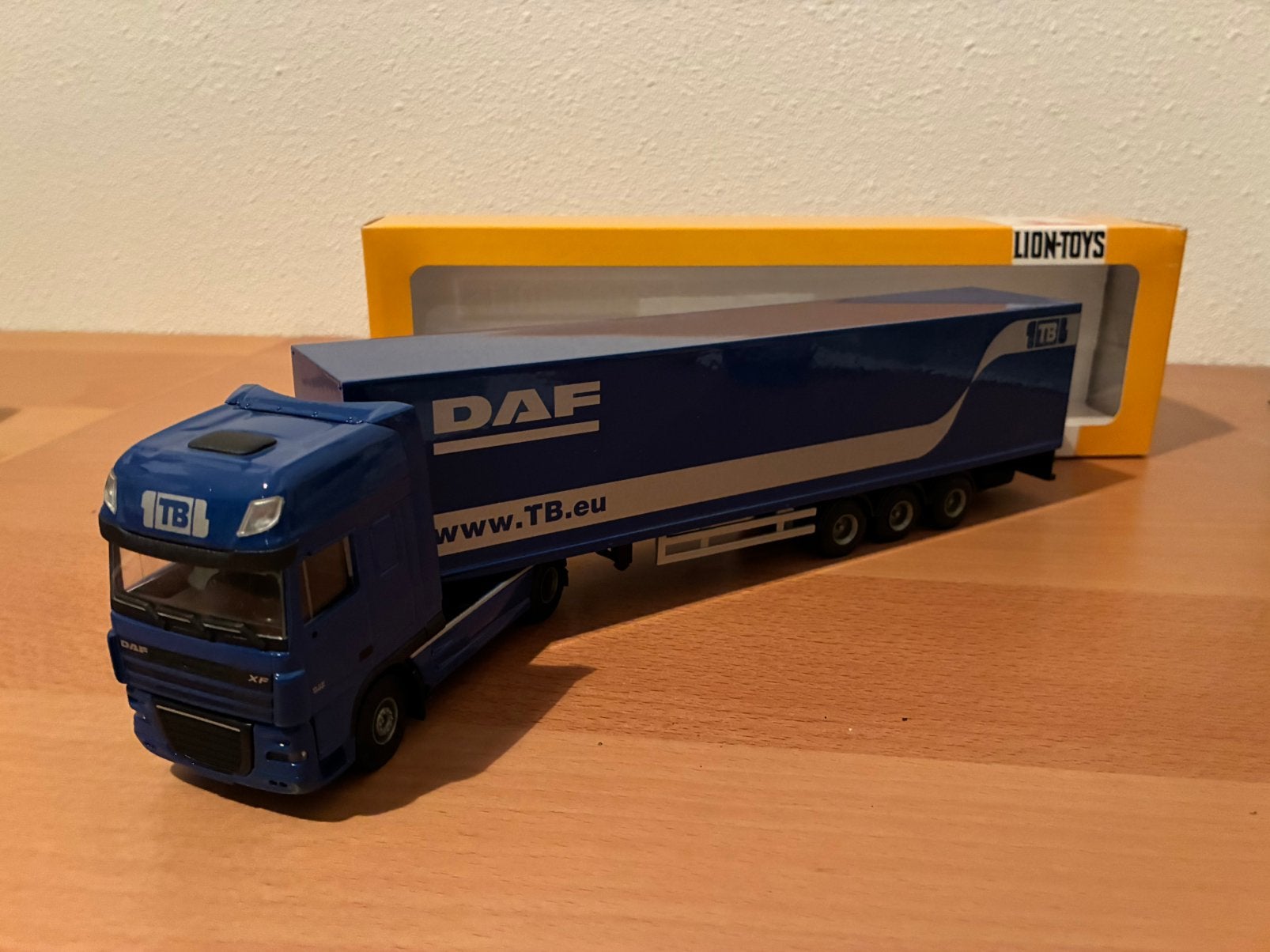 Lion Toys DAF XF met oplegger uitv. Van Tilburg Bastiaansen, Ophalen of Verzenden, Zo goed als nieuw, Bus of Vrachtwagen, Lion Toys