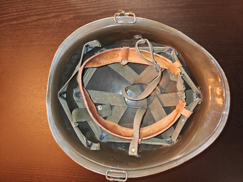 Te koop: Nederlandse M35 helm. Duitse liner schuberth. 1974., Verzamelen, Ophalen of Verzenden, Duitsland, Helm of Baret