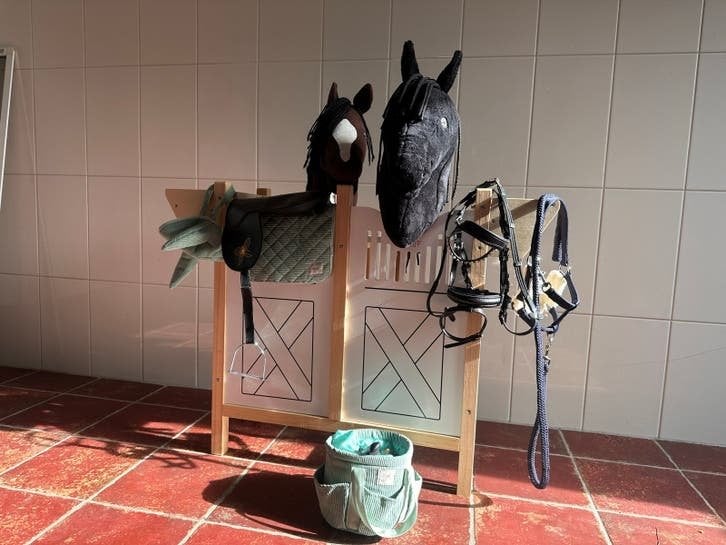 Hobbyhorse set met stal, 2 paarden en accessoires, Ophalen of Verzenden, Zo goed als nieuw, Jongen of Meisje