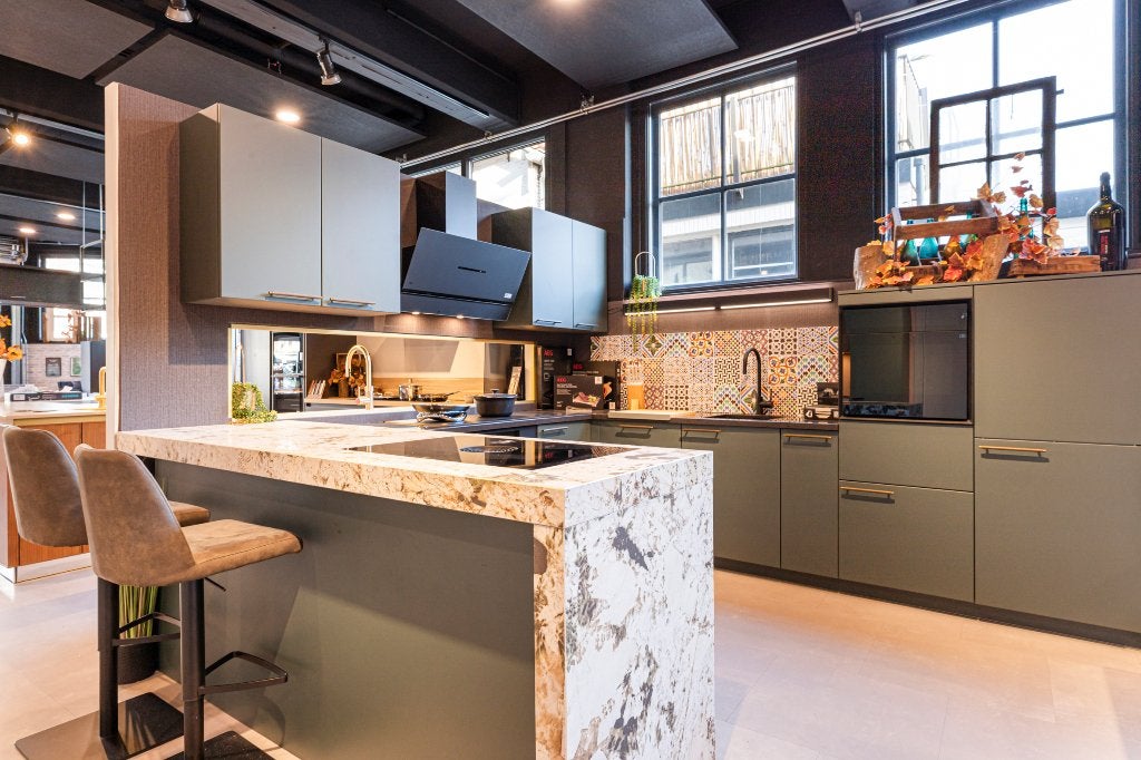 Keuken showroom (nieuw) U model met bar, U-keuken, 2801CV, Nieuw, Hoogglans of Gelakt