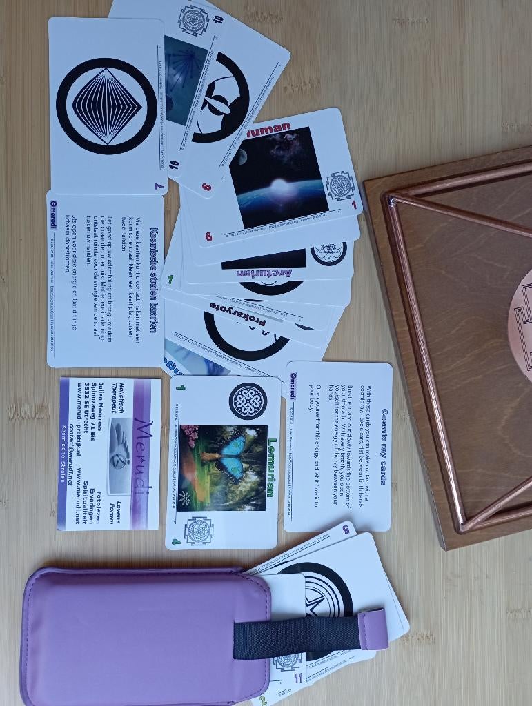 Kosmische stralen handleiding+kaarten+koper-piramide Merudi, Boeken, Tarot of Kaarten leggen, Diverse auteurs, Ophalen of Verzenden