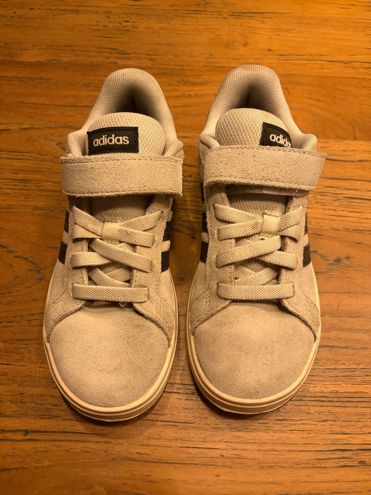 Adidas kinderschoenen maat 33 - Grijs/Zwart, Ophalen, Jongen of Meisje, Schoenen, Zo goed als nieuw