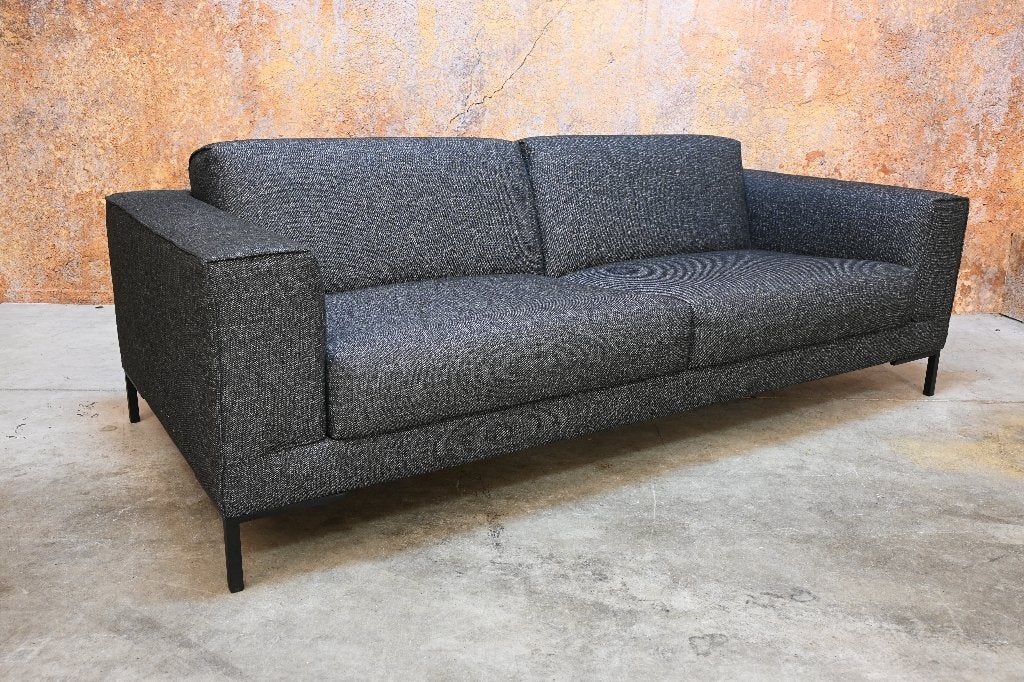 ZGANieuw grijze stoffen Design on Stock Aikon bank, Huis en Inrichting, Design on Stock, 75 tot 100 cm, Ophalen of Verzenden, Rechte bank