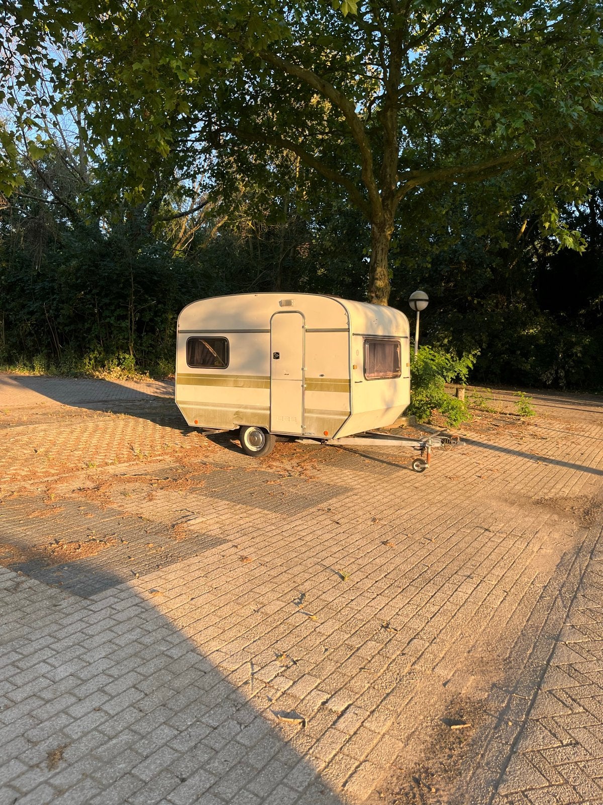 Eifelland Retro Caravan 750 kg - Compact en Lichtgewicht, Standaardzit, Tot 4 meter, Tot en met 2, Omvormbare zithoek