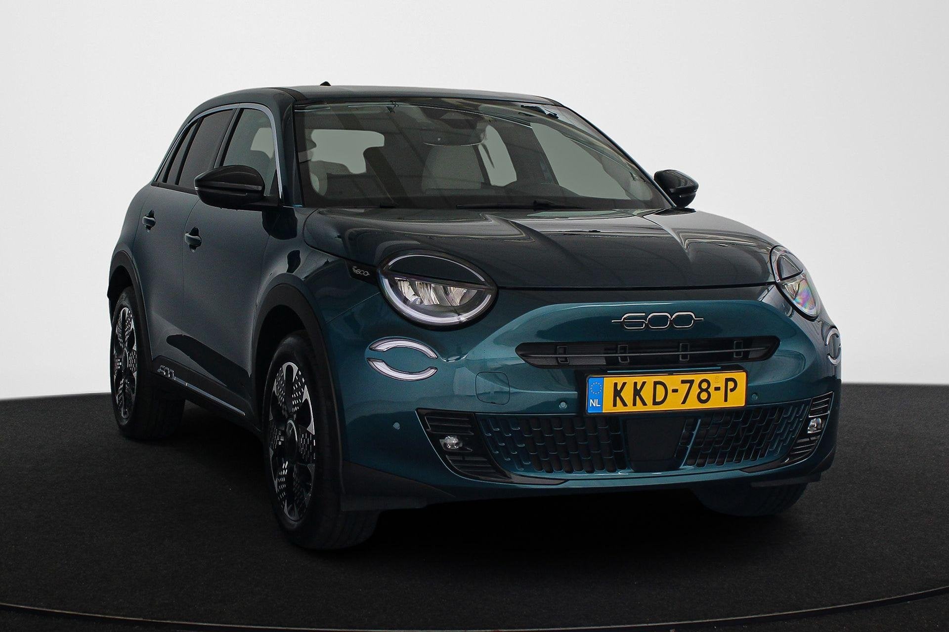 Fiat 600e La Prima 54 kWh Stoelverwarming Massage 360-Camera, Auto's, Fiat, Stof, Gebruikt, 156 pk, Blauw