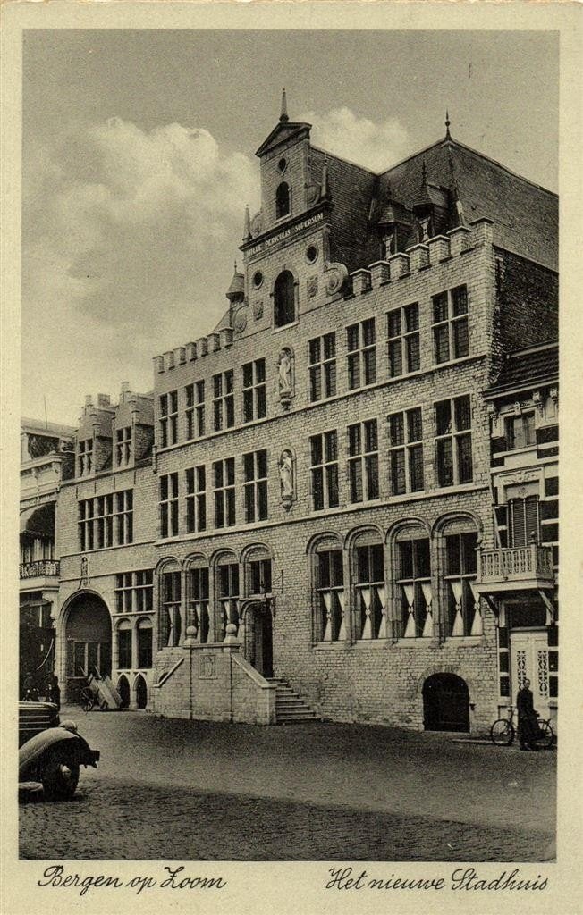 Bergen op Zoom - Het nieuwe Stadhuis - auto fiets - 1941 gel, Verzamelen, Ansichtkaarten | Nederland, Ophalen of Verzenden, 1940 tot 1960
