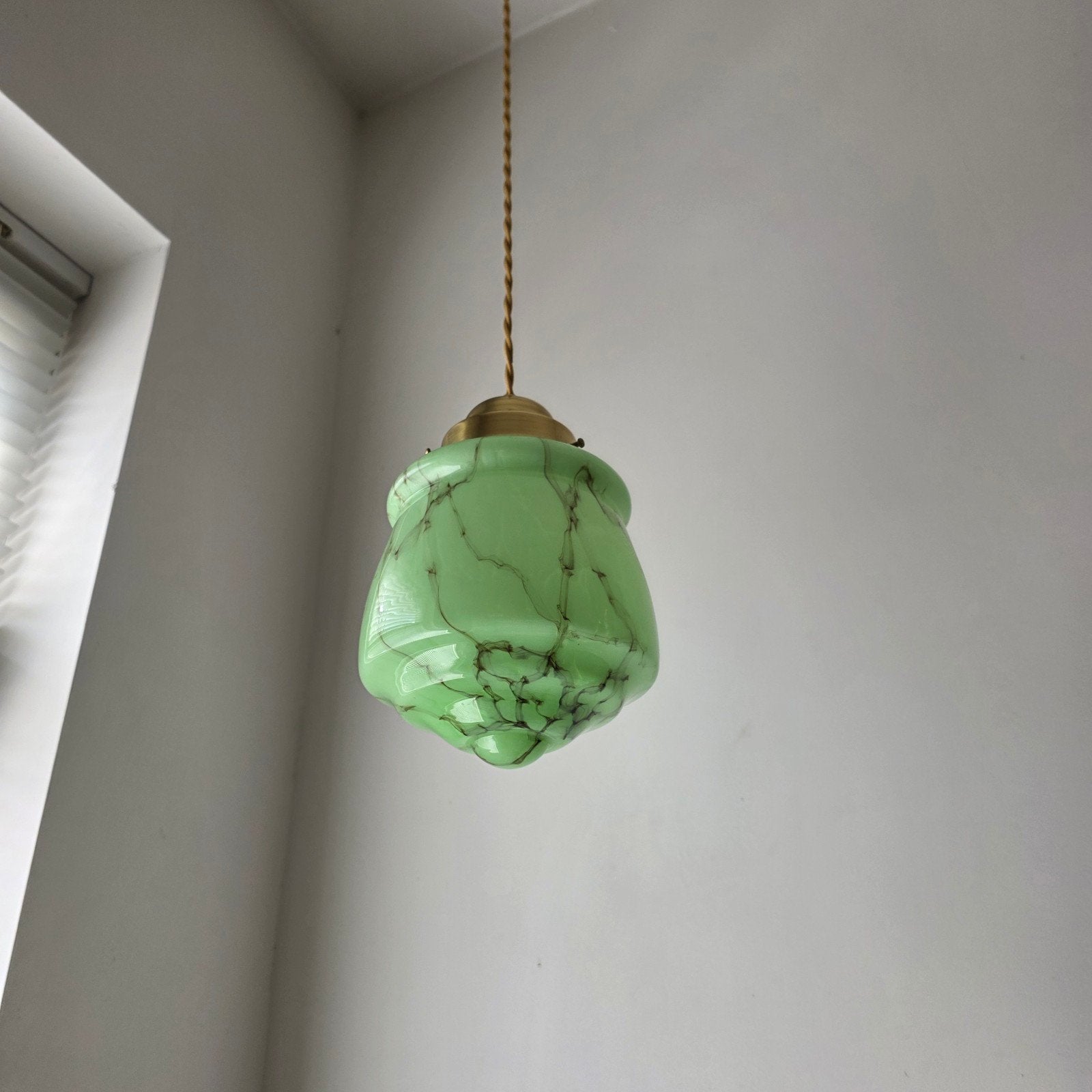 Vintage opaline gemarmerde glazen hanglamp., Huis en Inrichting, Art Deco, E27 (groot), Ophalen of Verzenden, Glas