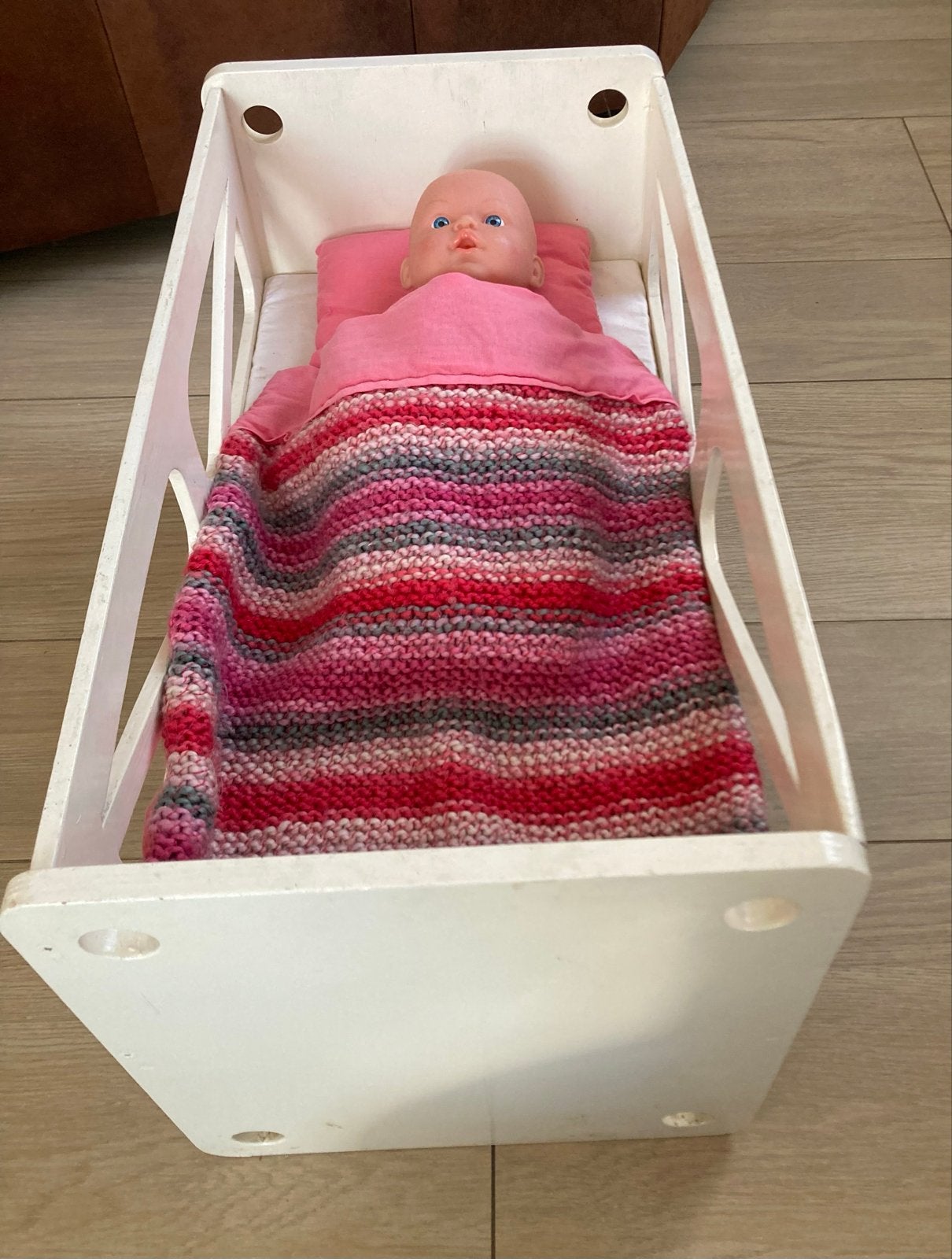 Witte poppenwieg met babypop en dekentje, Ophalen, Gebruikt, Babypop