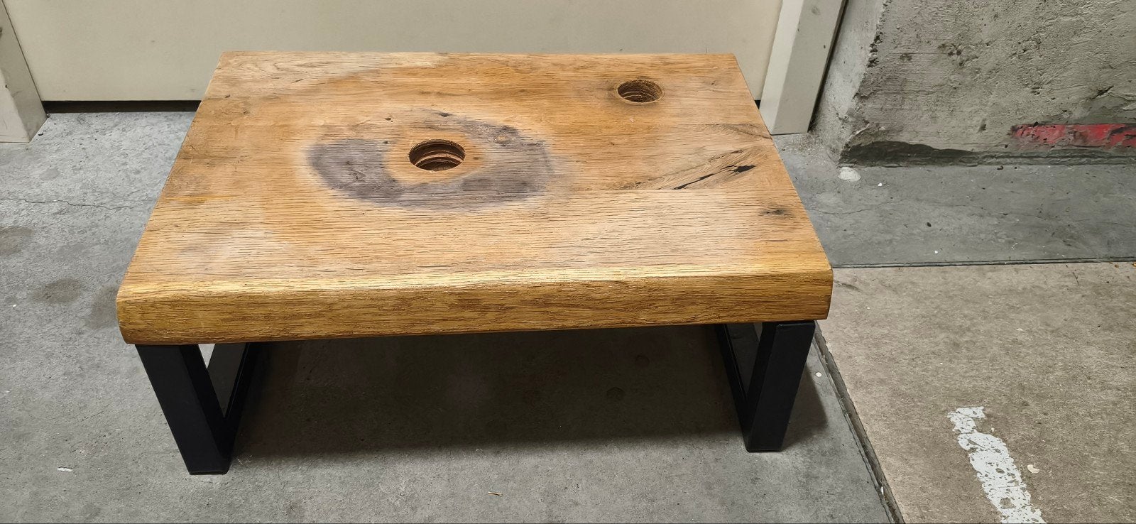 Massief houten wastafelmeubel met zwarte dragers, Ophalen, Gebruikt, Wastafel