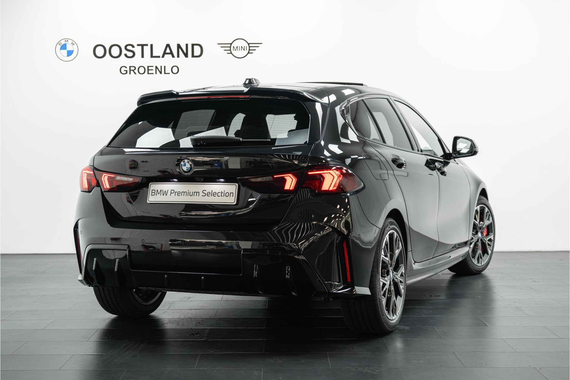 BMW 1 Serie 120 M Sport Automaat / Panoramadak / Sportstoele, Gebruikt, 156 pk, Met garantie (alle), Zwart