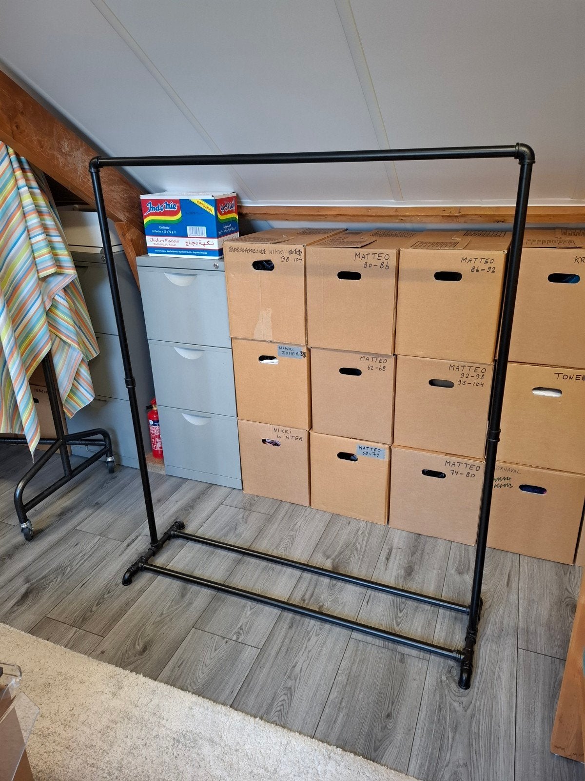 Zwart kledingrek buizenframe mooi om kleding te organiseren!, Huis en Inrichting, 100 tot 150 cm, Ophalen of Verzenden, Zo goed als nieuw