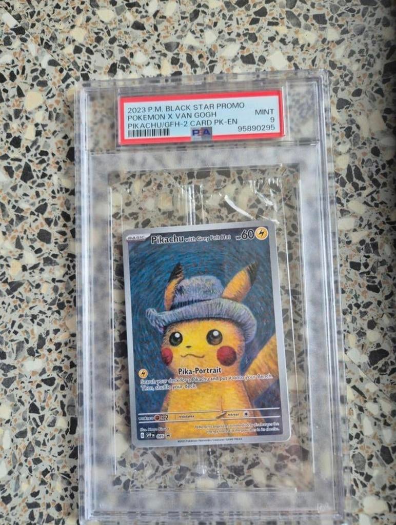 Pikachu met Grijze Vilthoed Pokémon Van Gogh sealed PSA 9, Hobby en Vrije tijd, Ophalen of Verzenden, Zo goed als nieuw, Losse kaart