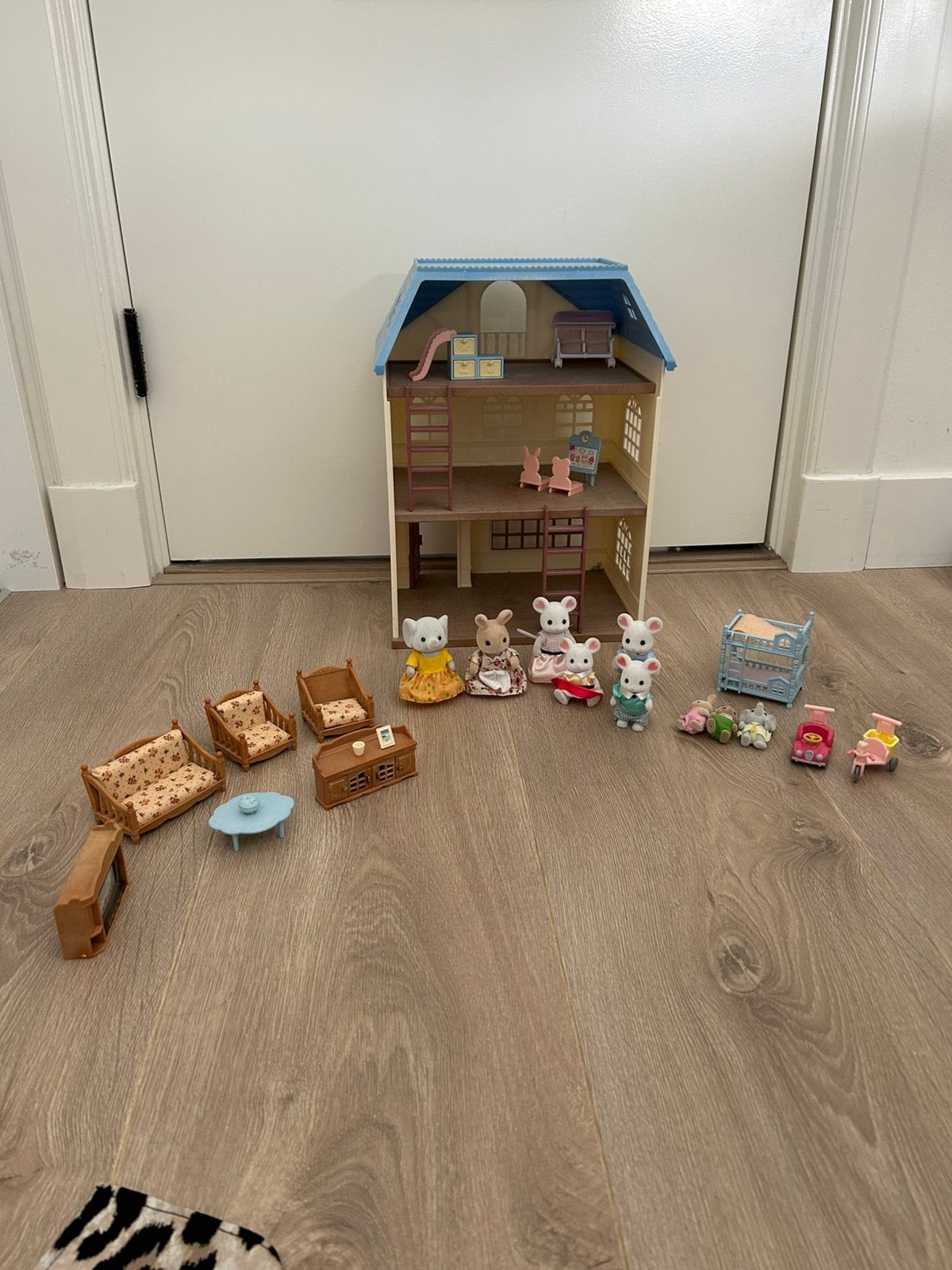 Sylvanian families huis met verschillende speelsets, Ophalen of Verzenden, Zo goed als nieuw, Poppenhuis