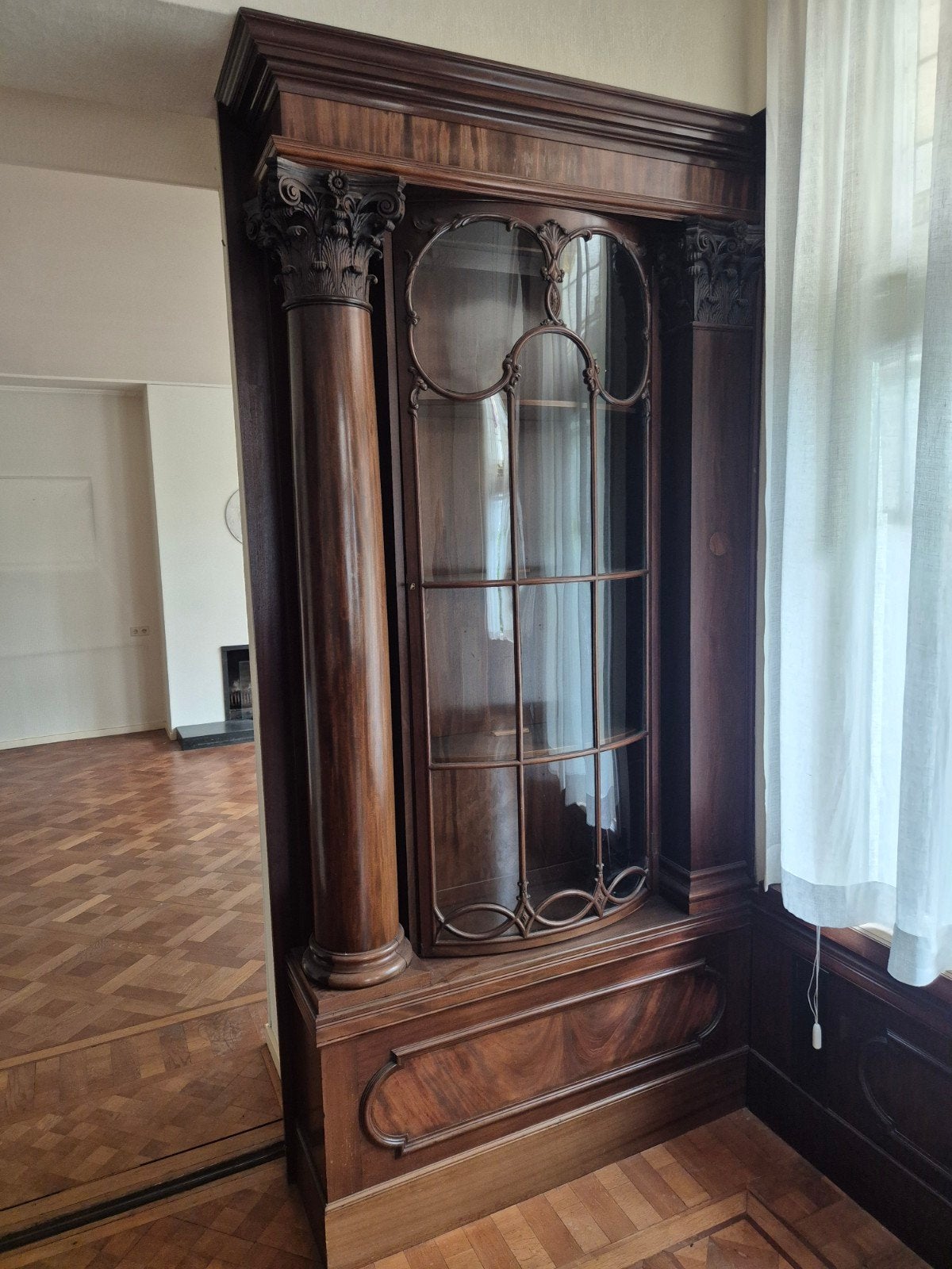 2x Antieke mahoni Vitrinekast met Gedetailleerd Houtsnijwerk, Huis en Inrichting, Ophalen