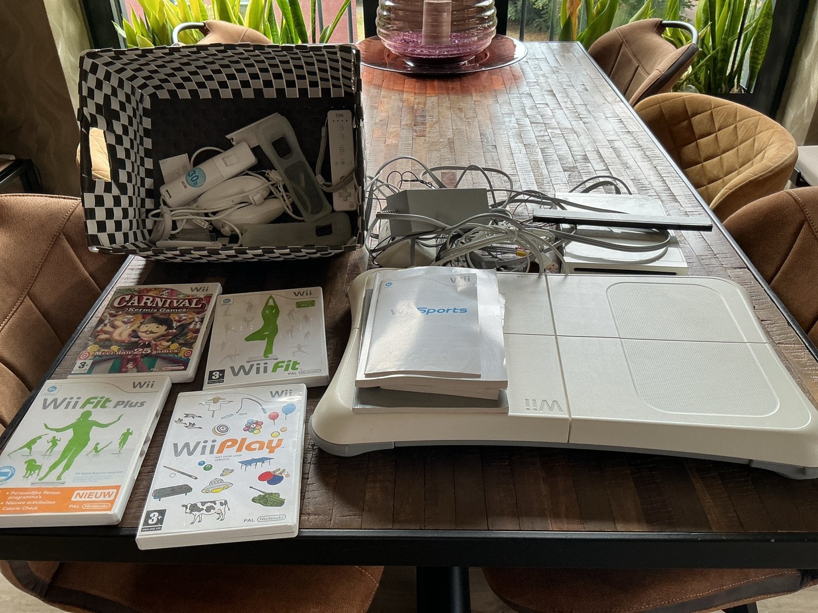 Nintendo Wii console met Balance Board en 4 games, Ophalen, Gebruikt, Met 3 controllers of meer, Met games