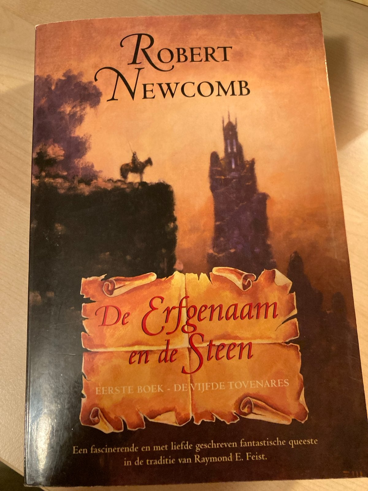 De Erfgenaam en de Steen - Robert Newcomb (Fantasy), Ophalen of Verzenden, Gelezen
