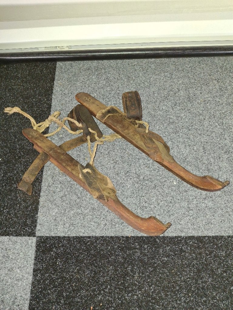 Oude houten kinderski’s met leren bindingen, Ophalen