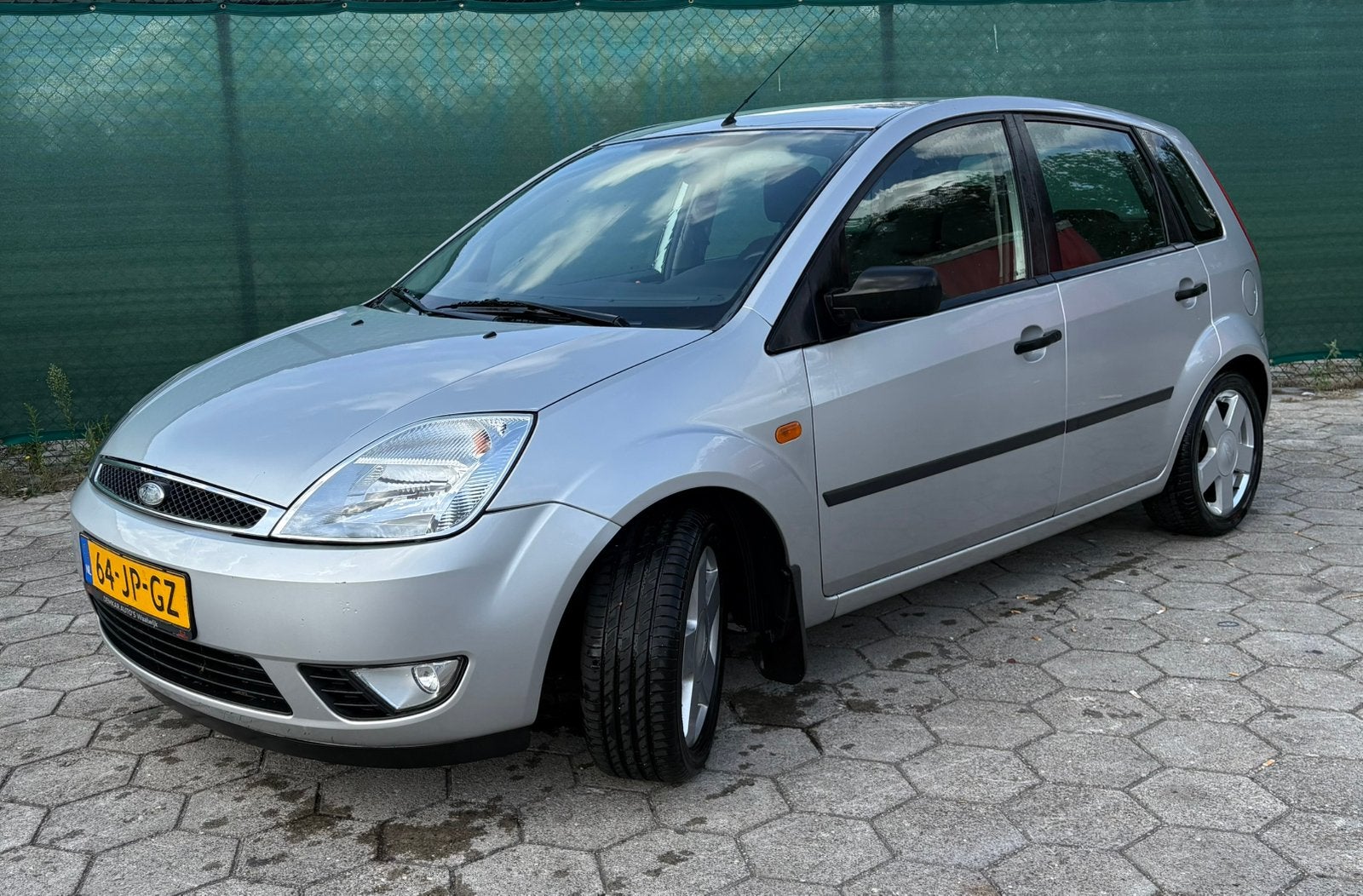 Ford Fiësta 1.4 16V 5DR 2002 Grijs Airco, Voorwielaandrijving, 15 km/l, 4 cilinders, 49 €/maand