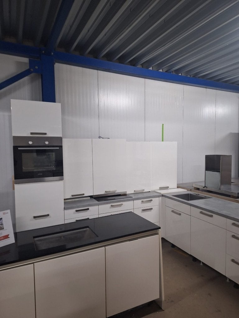 Keuken Compleet met APP 120Keukens op voorraad Nr. 2949, Ophalen of Verzenden, Zo goed als nieuw, Hoekkeuken, Met kookeiland