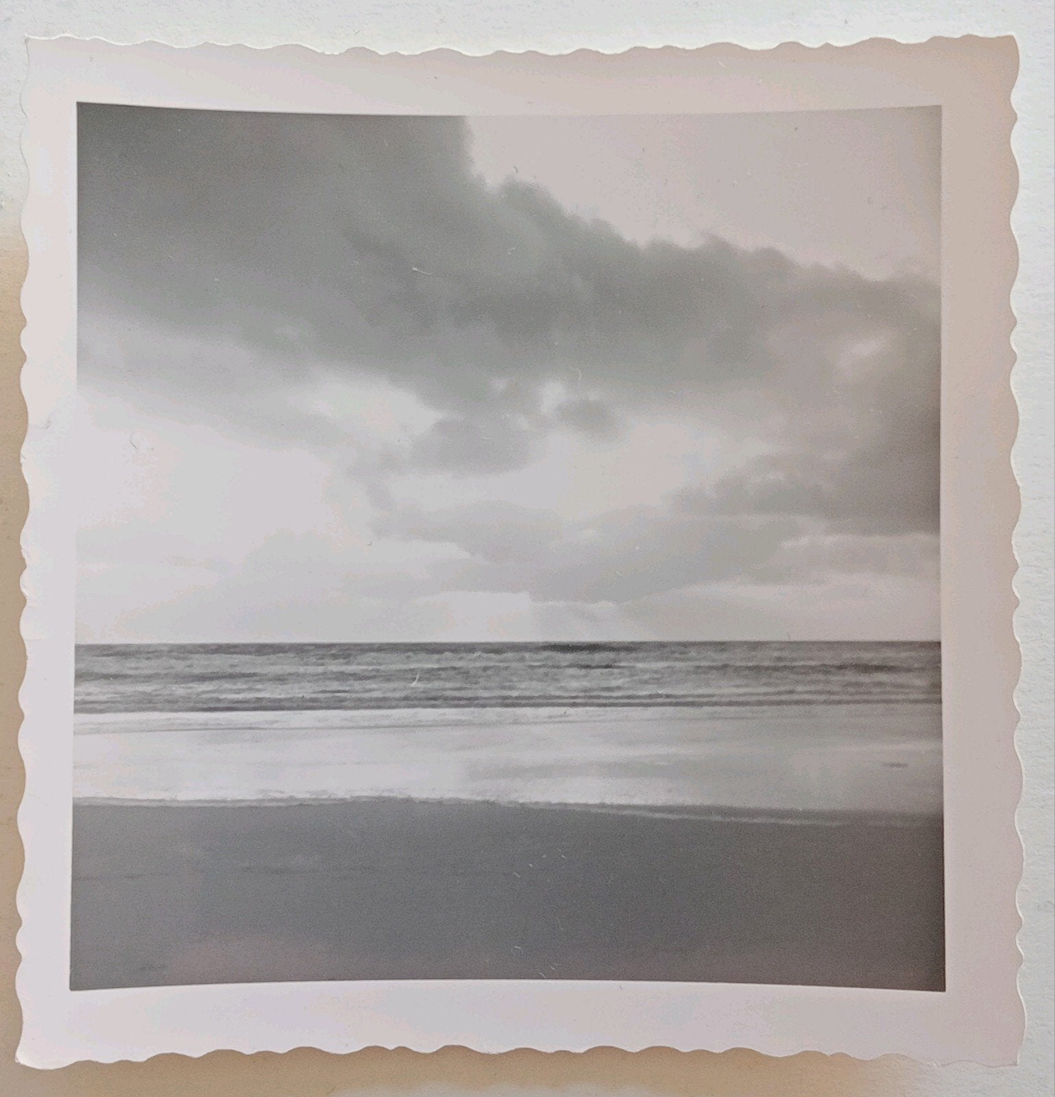 Strand uitzicht met regenbui boven zee jaren 40-60, Verzamelen, Ophalen of Verzenden
