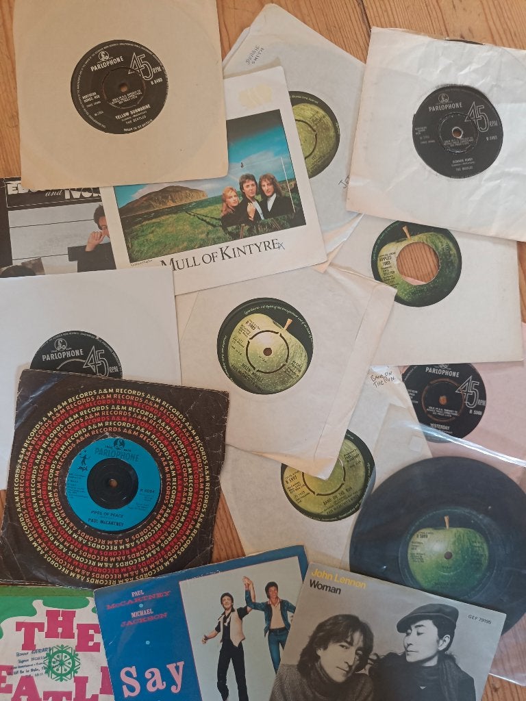 DOOS MET RUIM 250 SINGLES V BEATLES TM PIRATENZENDERSINGLES, Gebruikt, Verzenden, 7 inch, Pop