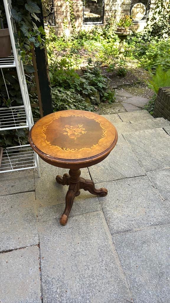 Antiek massief houten tafeltje notenhout bewerkt, Antiek en Kunst, Antiek | Meubels | Tafels, Ophalen of Verzenden