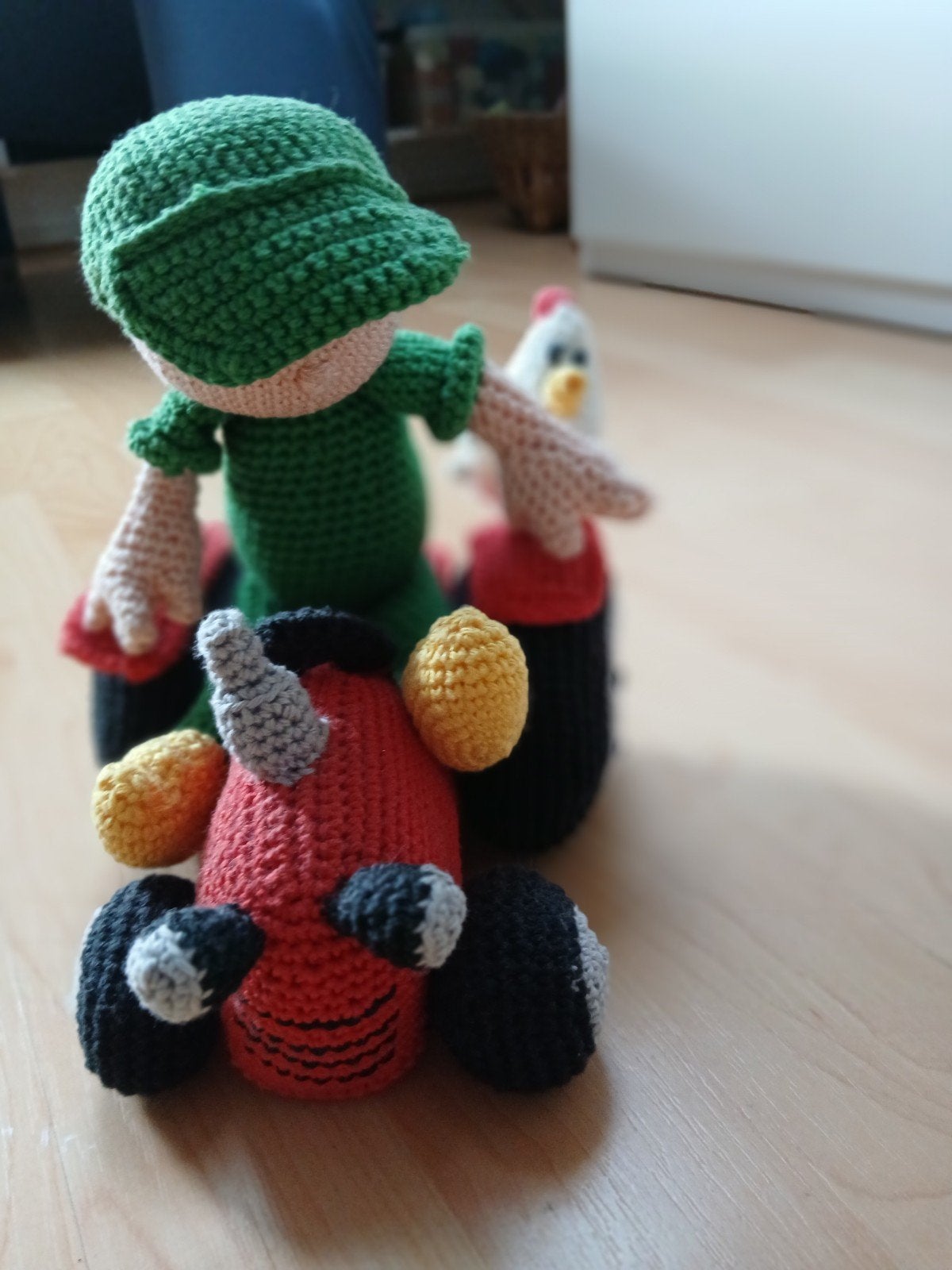 Gehaakte knuffel: Boer op tractor met kip, Groen, Overige merken, Overige typen, Nieuw