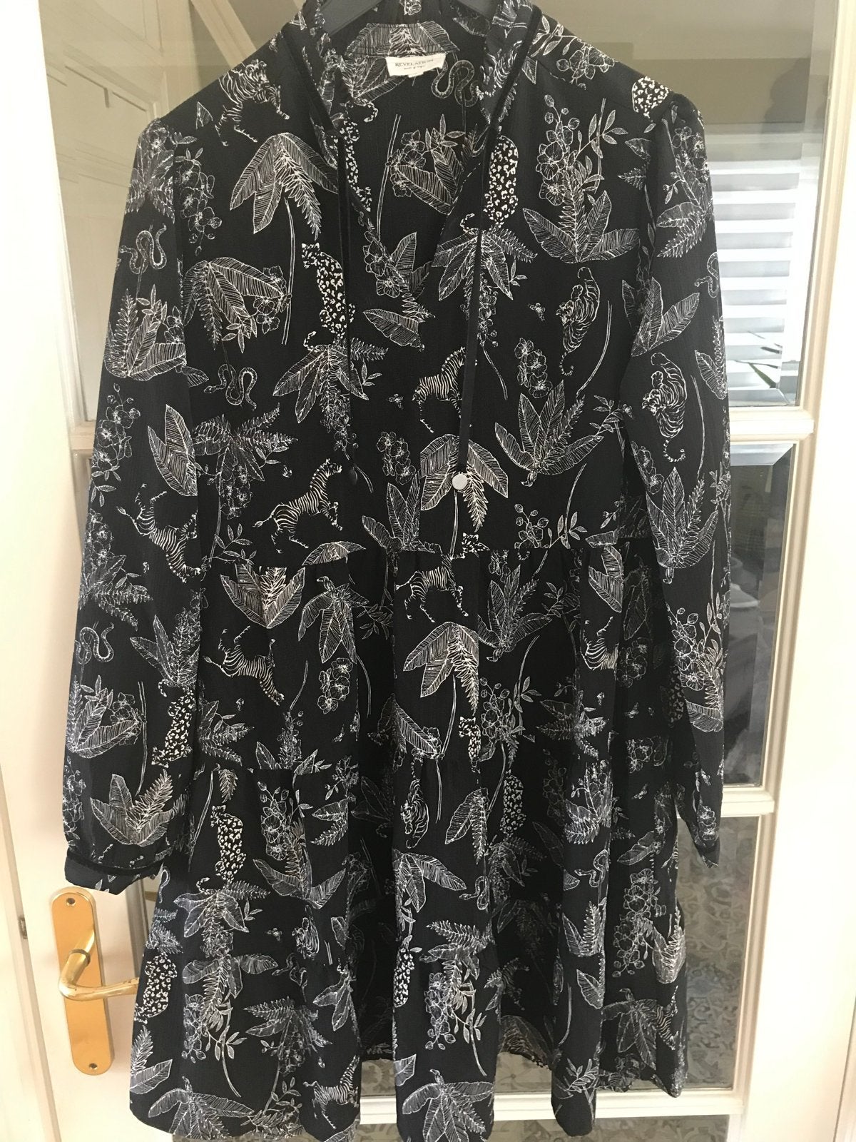 Zwarte jurk met bomen en zebra print - Maat M, Kleding | Dames, Jurken, Ophalen of Verzenden, Zo goed als nieuw, Maat 38/40 (M)