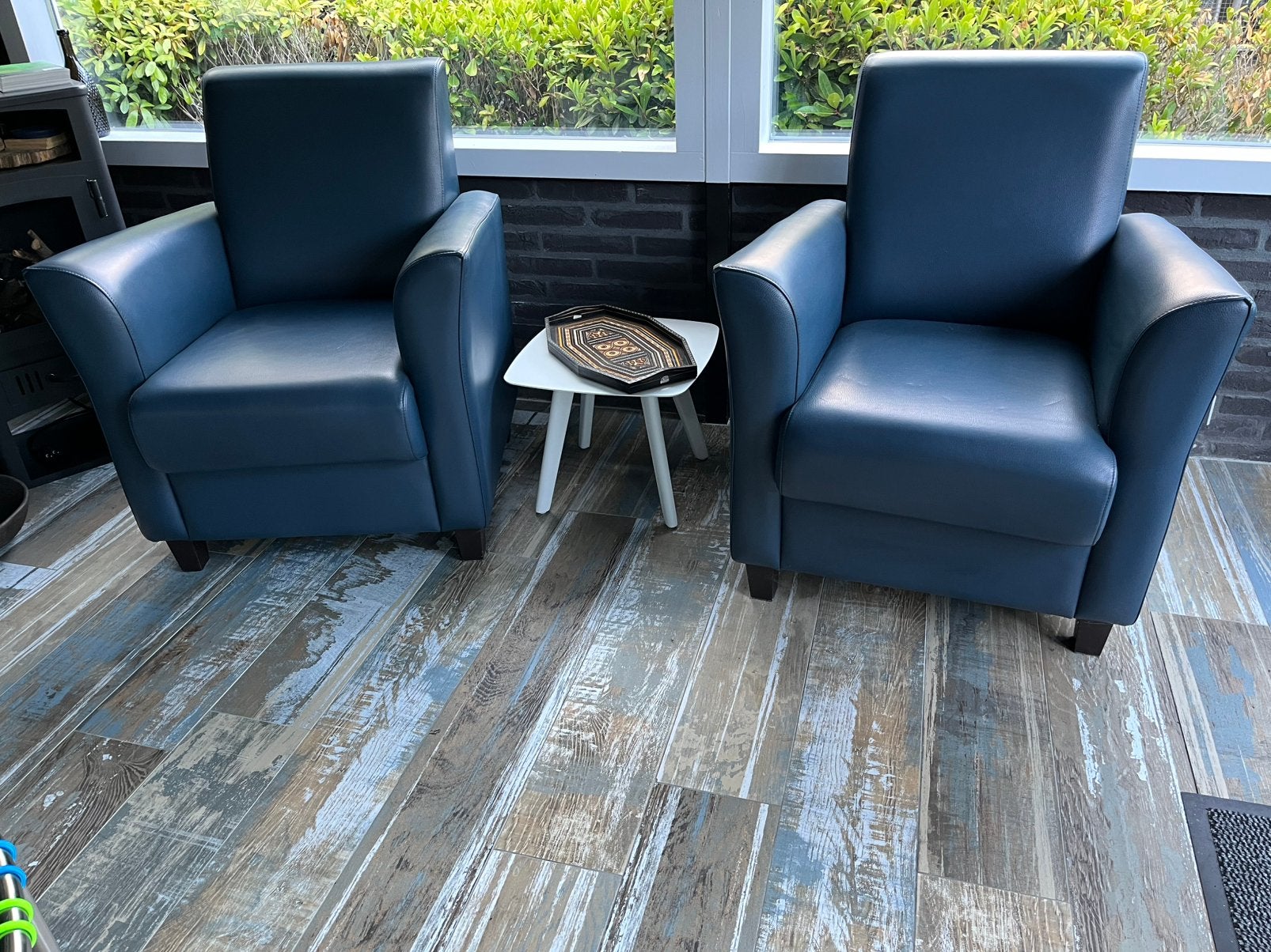 2 Blauw leren fauteuils, clubs, stoelen, donker houten poot, Ophalen, 75 tot 100 cm, Zo goed als nieuw, 75 tot 100 cm