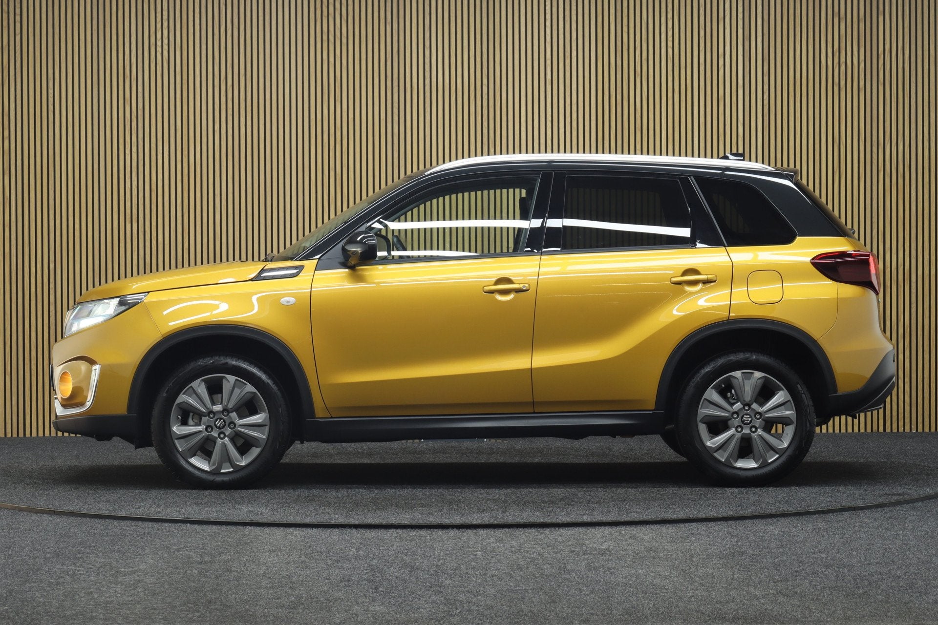 Suzuki Vitara 1.4 Boosterjet Select Rhino Edition Smart Hybr, Stof, Gebruikt, 4 cilinders, Geel