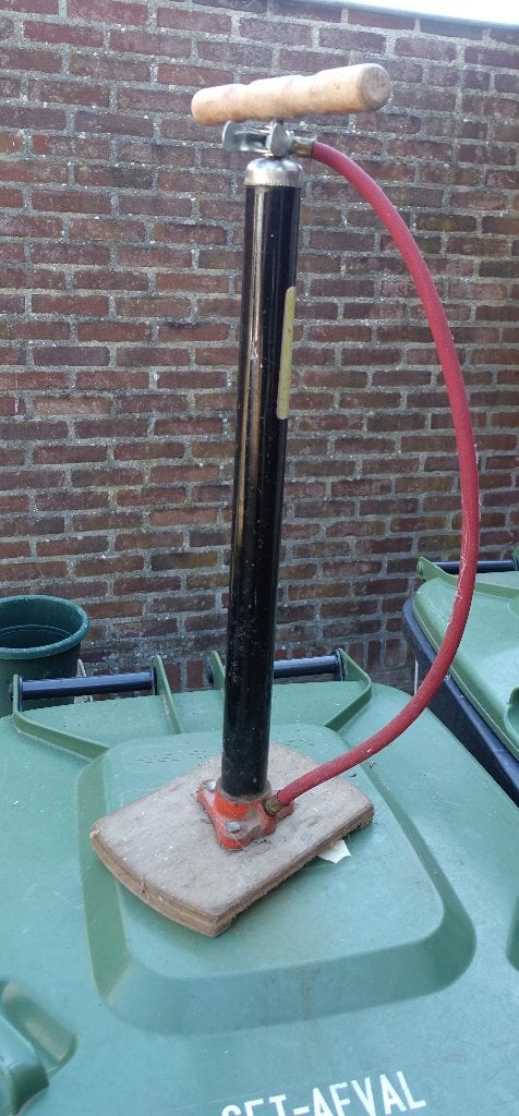 Fietspomp met houten handvat en rode slang, Ophalen, Gebruikt