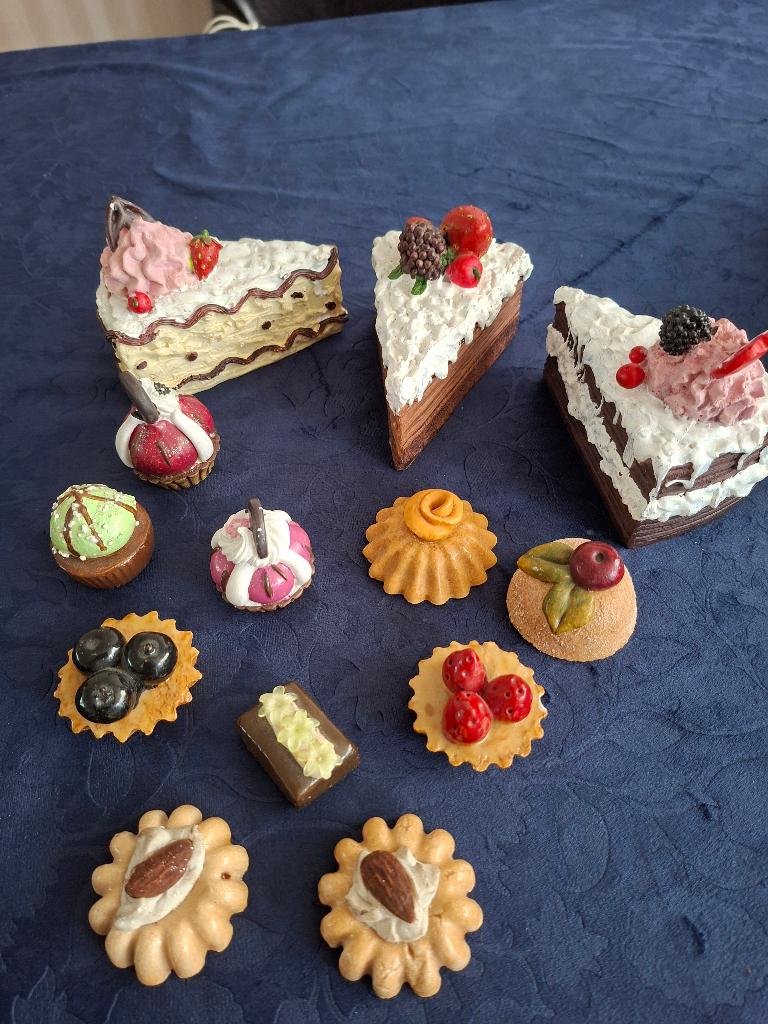 Decoratie van gebak en koekjes , 3 taartstukken en 10 koekje, Ophalen of Verzenden