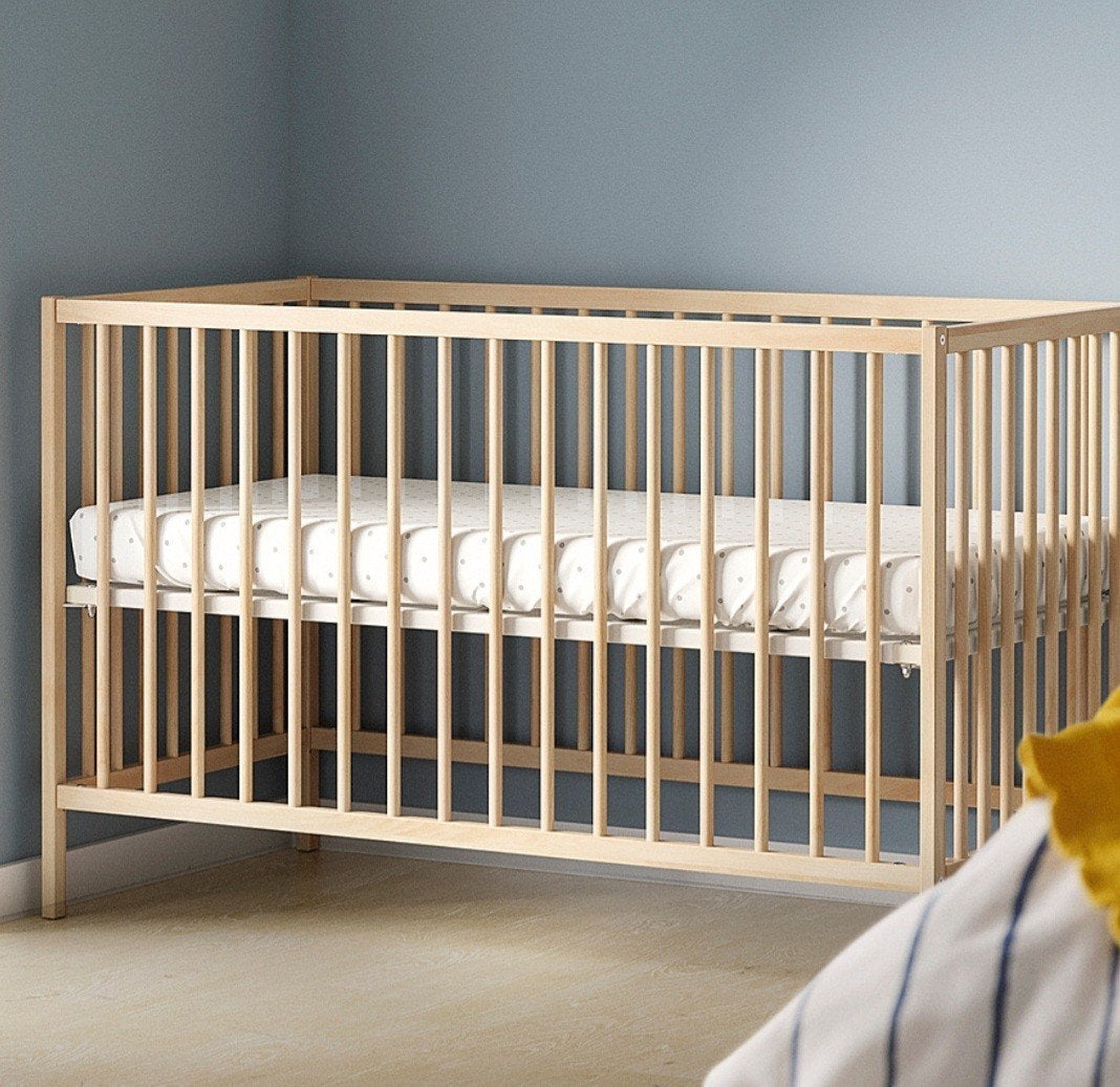 Ikea babybedje 60x120 beuken inclusief AeroSleep matras, Kinderen en Baby's, Zo goed als nieuw, Minder dan 140 cm, Minder dan 70 cm