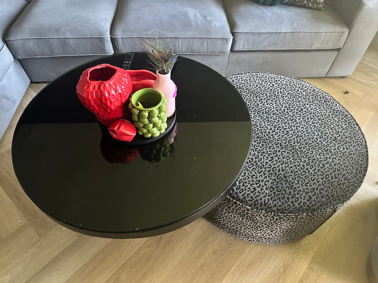 Zwarte mango houten salontafel met luipaard poef, Ophalen, Gebruikt, 50 tot 100 cm, Rond
