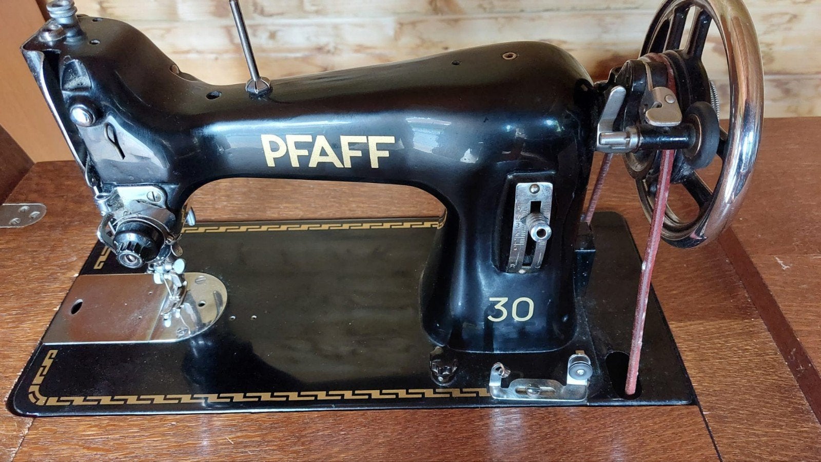 Antieke PFAFF 30 naaimachine in meubel, Ophalen