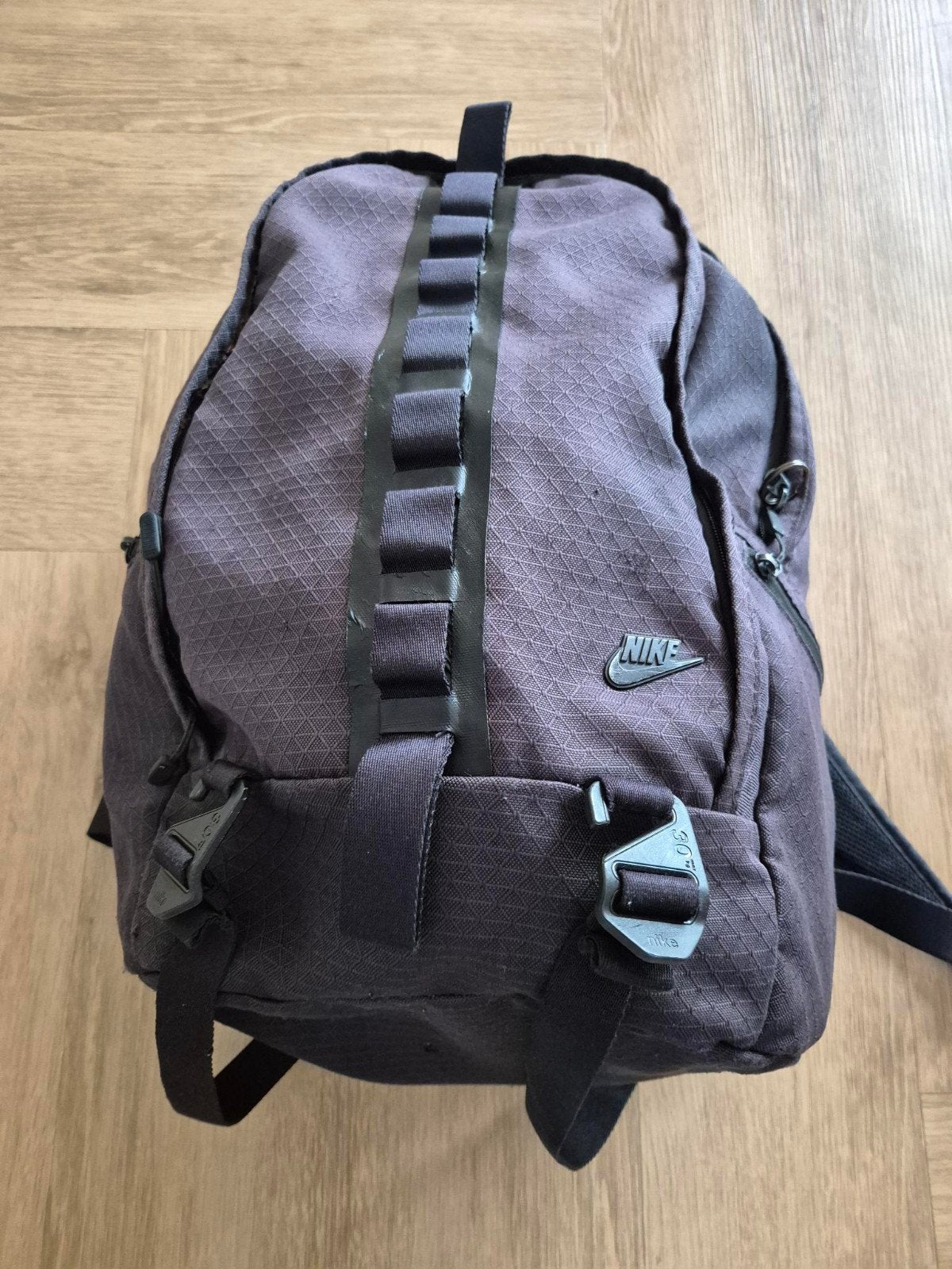 Nike rugzak - Donkergrijs/Zwart, Sieraden, Tassen en Uiterlijk, Tassen | Rugtassen, Gebruikt, 25 tot 40 cm, Ophalen of Verzenden
