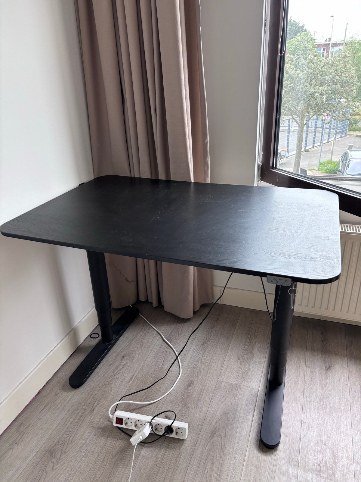 IKEA Elektrisch Zit-Sta Bureau 120cm - Zwart, Huis en Inrichting, Bureaus, Ophalen, Elektrisch, Gebruikt, Spaanplaat of MDF