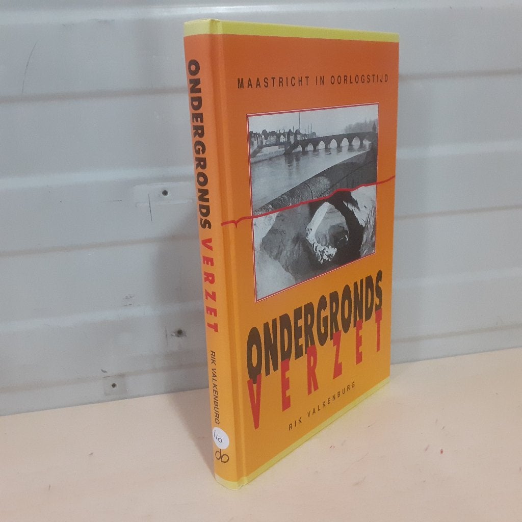 Nr. 110 Rik Valkenburg. Ondergronds verzet. Maastricht in oo, Boeken, Geschiedenis | Stad en Regio, Ophalen of Verzenden, Gelezen