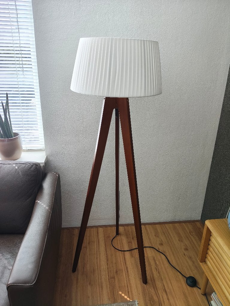 Staande lamp, hout, witte kap, driepoot, Huis en Inrichting, Ophalen, Gebruikt, E27 (groot), 150 tot 200 cm