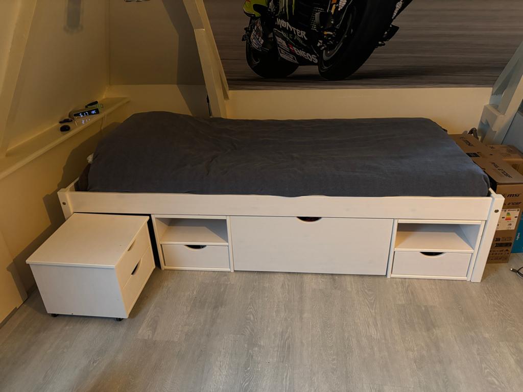 Eenpersoonsbed met opberglades en nachtkastje, Ophalen