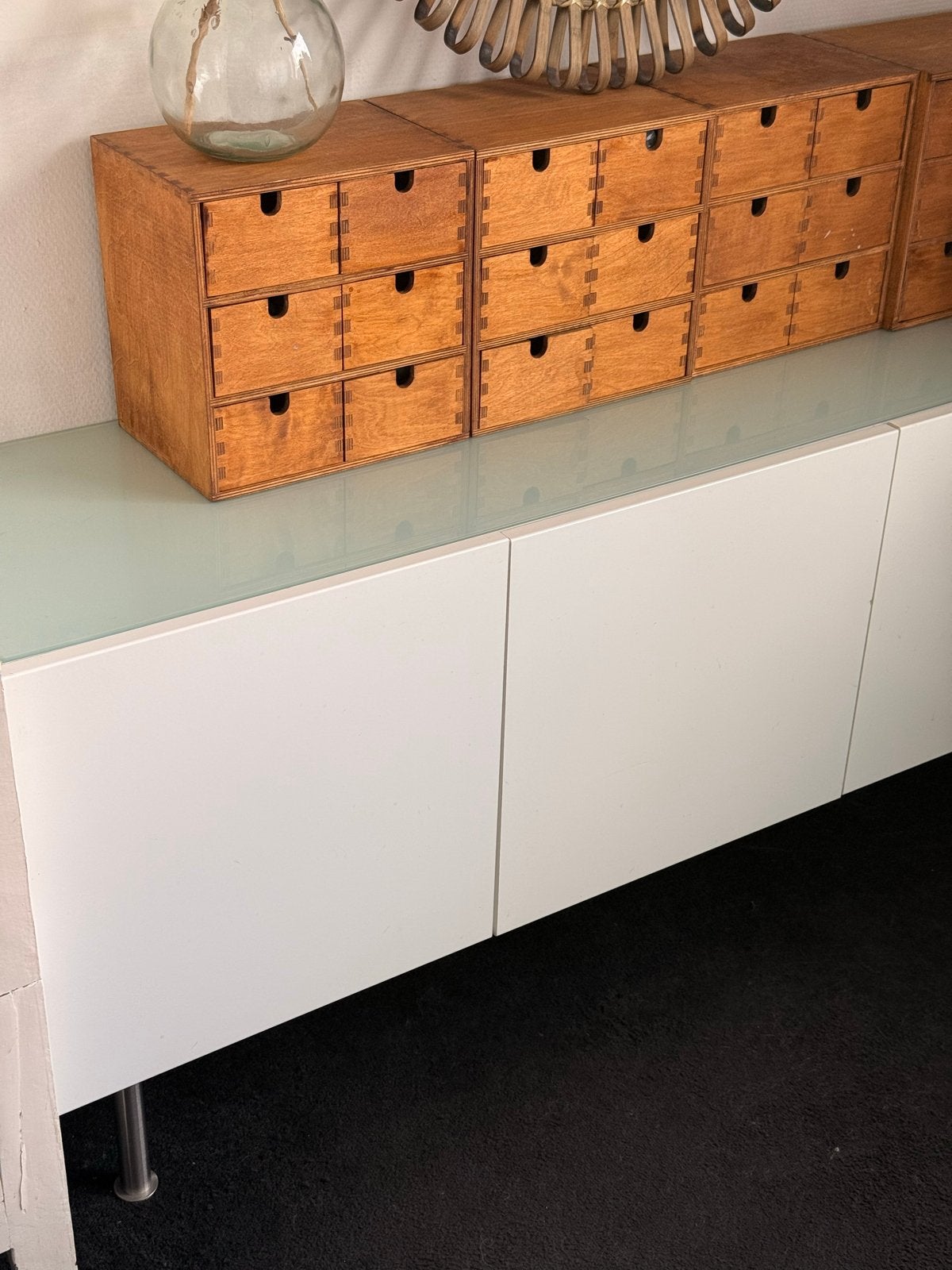 IKEA Besta kastje met pootjes 145x42x67, Huis en Inrichting, Kunststof, Gebruikt, 100 tot 150 cm, Ophalen of Verzenden