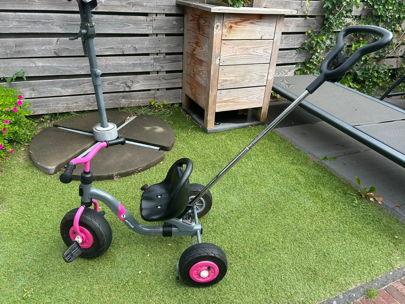 Kettler driewieler roze/grijs met duwstang, Ophalen, Terugtraprem, Verstelbare zitting, Zo goed als nieuw