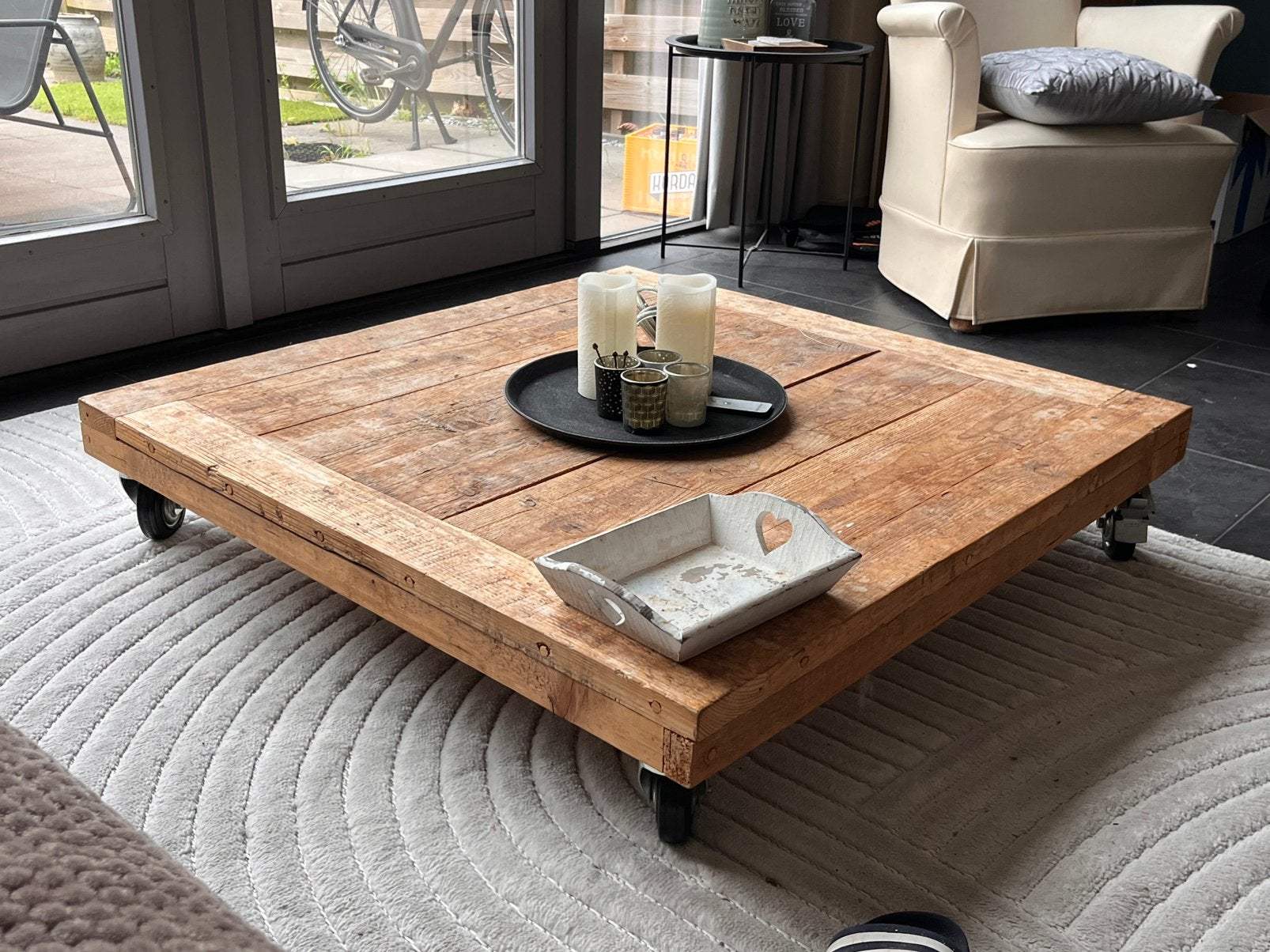 Robuuste houten salontafel op wielen 1x1 meter, Huis en Inrichting, Tafels | Salontafels, Ophalen, Gebruikt, Vierkant, Minder dan 50 cm