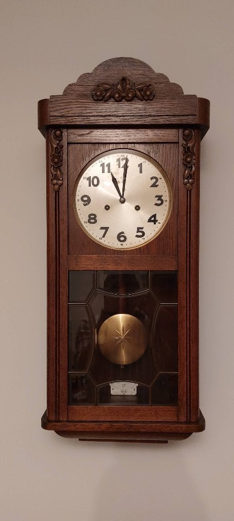 Klassieke Junghans wandklok met slinger, Ophalen